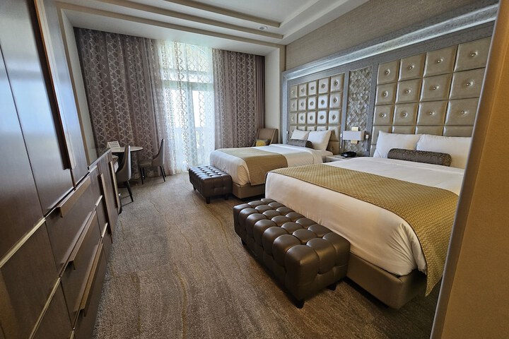 Room 25 of 102