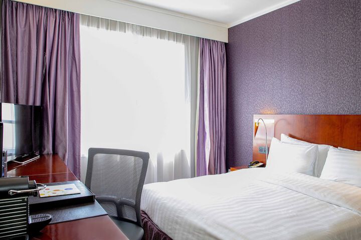 Room 4 of 92
