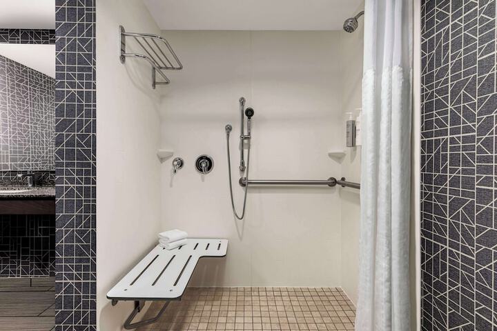 1 King Accessible Tub Studio Suite (16 of 25)