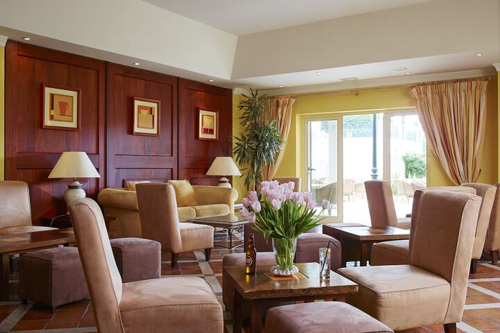 Lounge 28 of 36