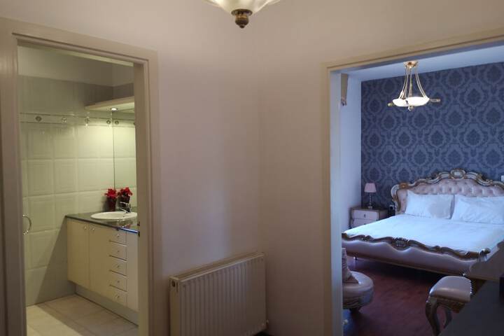 Room 6 of 110