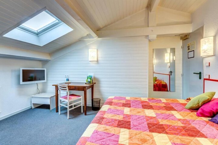 Room 10 of 65