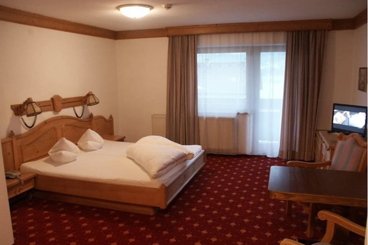 Room 10 of 32