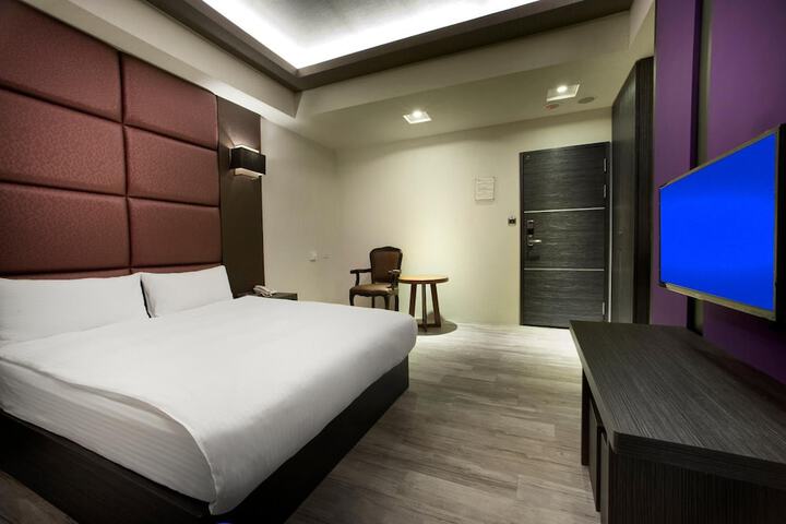 Room 7 of 28