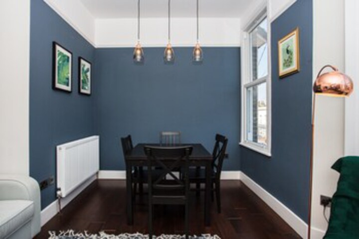 Room 6 of 25