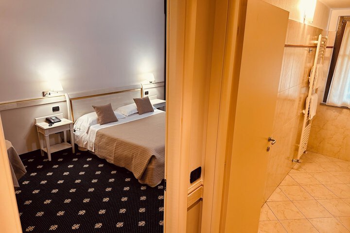 Room 32 of 66