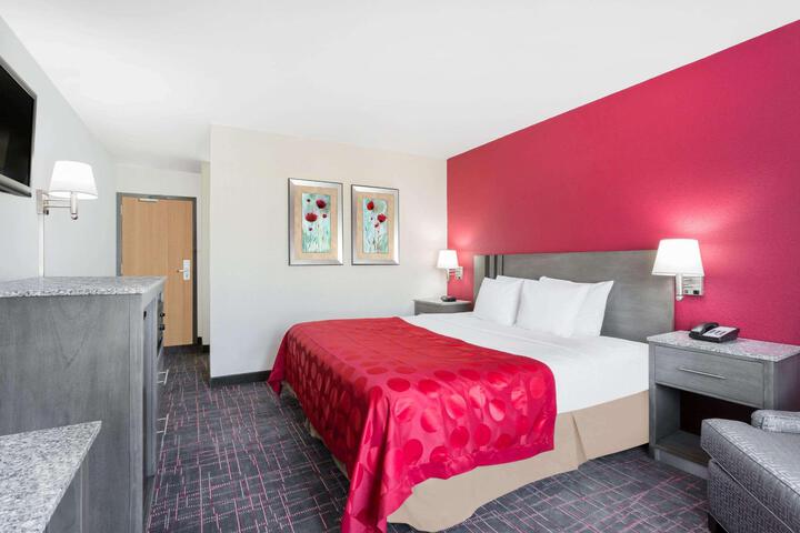 1 King Bed (2 of 11)