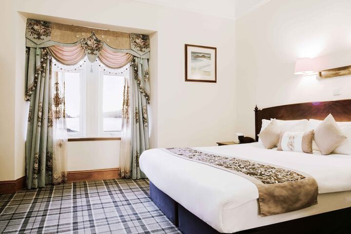 Room 28 of 103