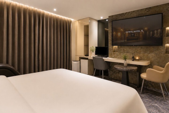 Room 9 of 42