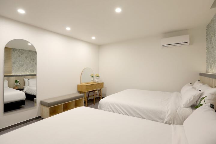 Room 11 of 40