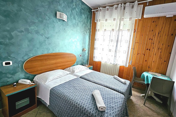 Room 10 of 65
