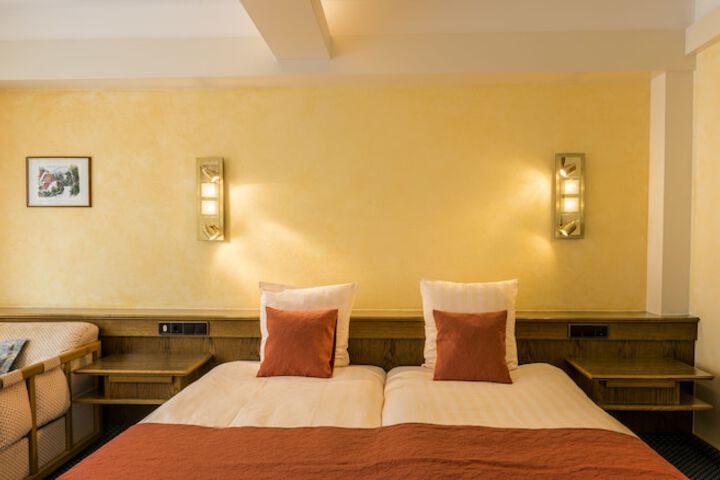 Room 12 of 37