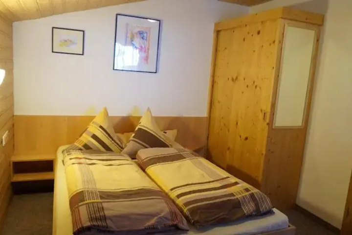 Room 2 of 8