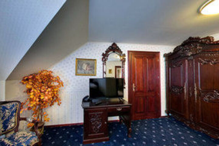 Room 32 of 34