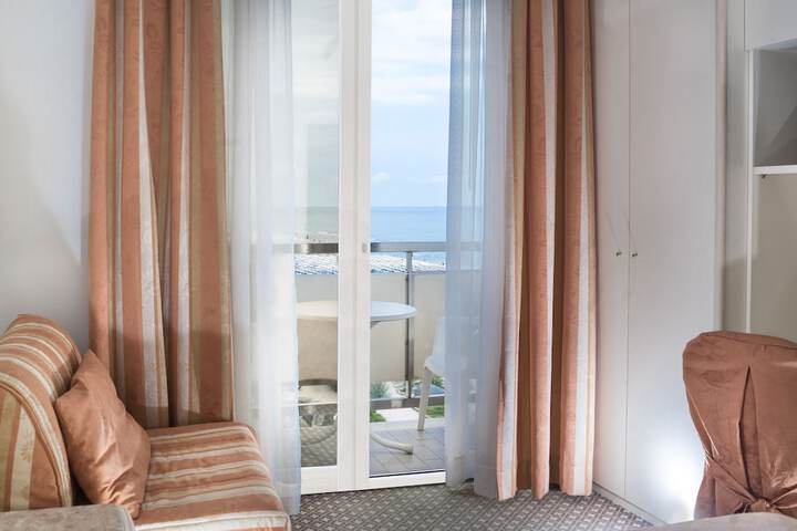 Room 10 of 24