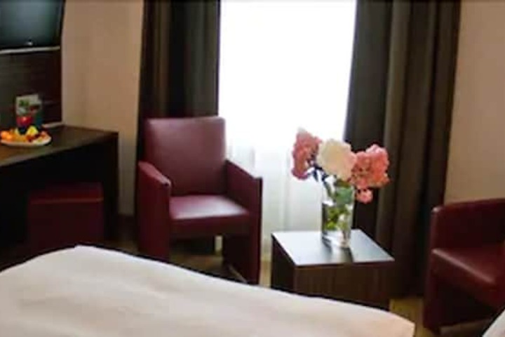 Room 10 of 15