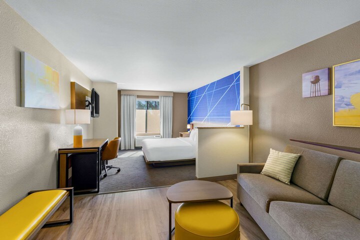 1 King Bed Suite Accessible (13 of 14)