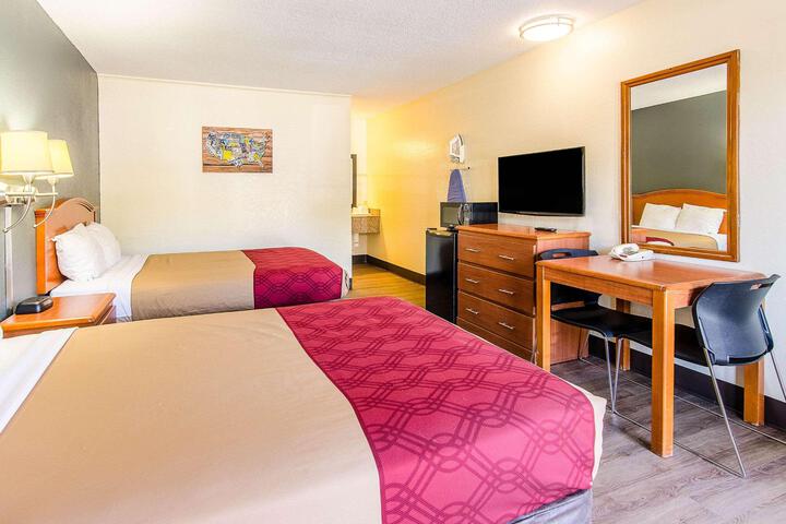 2 Double Beds (7 of 11)