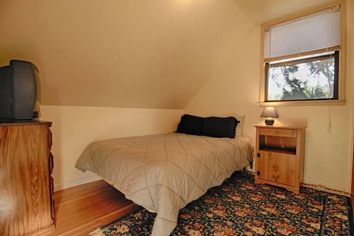 Room 6 of 12