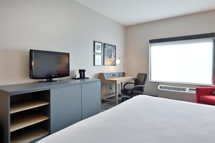 1 King Bed (1 of 24)
