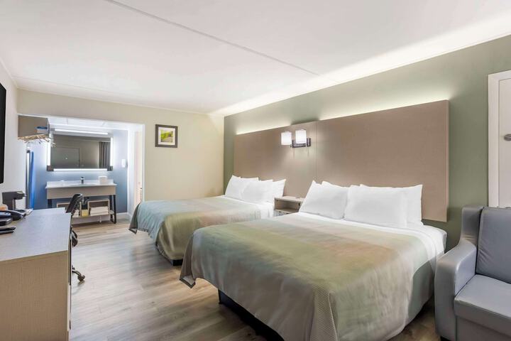 2 Queen Beds (1 of 4)