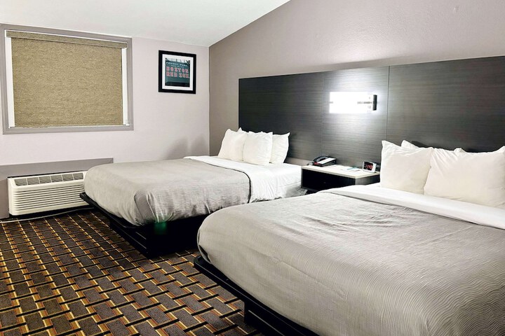 1 Queen Bed Accessible (20 of 21)