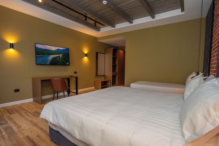 Room 10 of 33