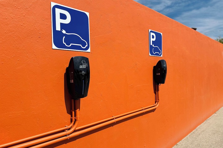 Electric vehicle charging station