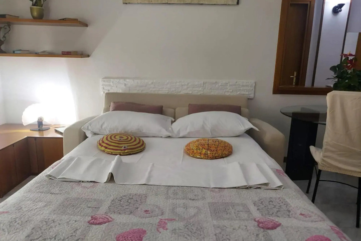 Room 4 of 12