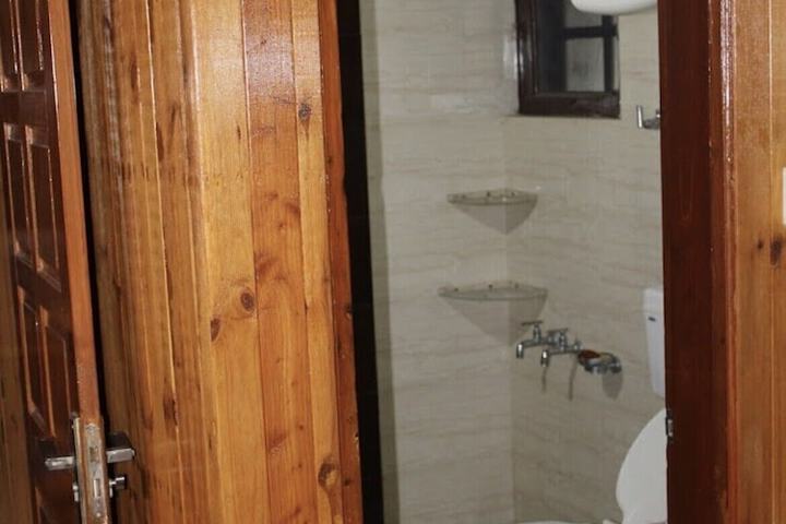 Room 6 of 12