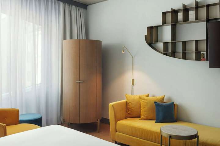 Room 5 of 168