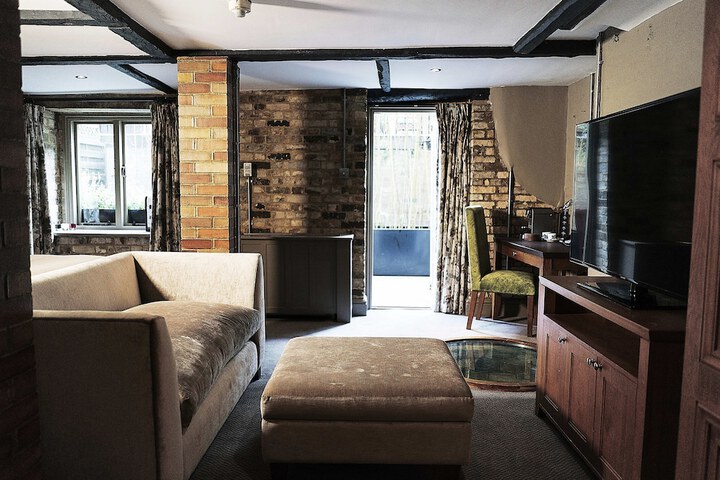 Room 6 of 77