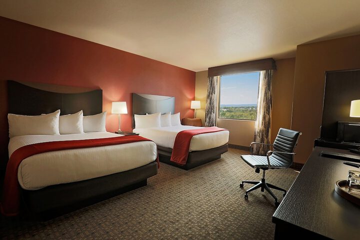 2 Queen Beds Deluxe Room (2 of 2)