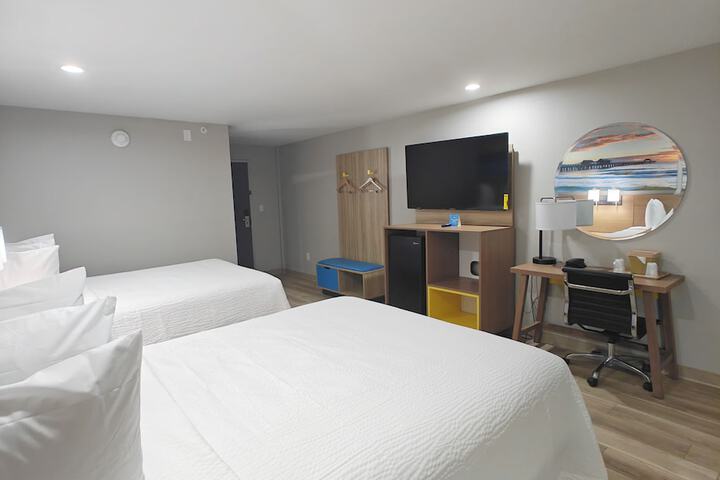 2 Queen Beds (7 of 16)