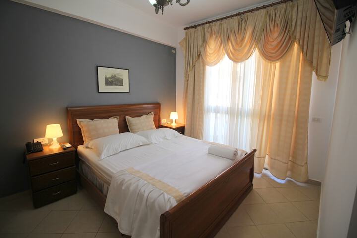 Room 25 of 177