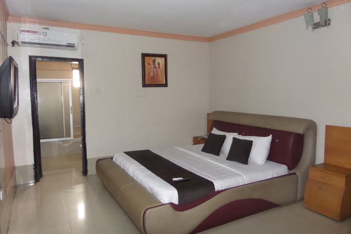 Room 9 of 16