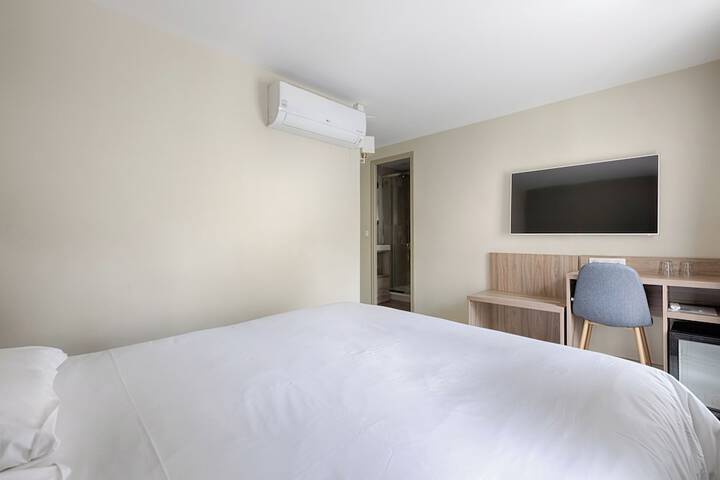 Room 6 of 16