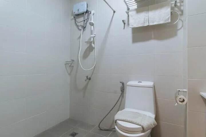 Room 6 of 8