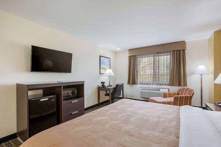 1 King Bed (2 of 4)