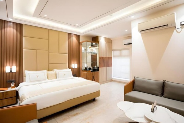 Room 11 of 27