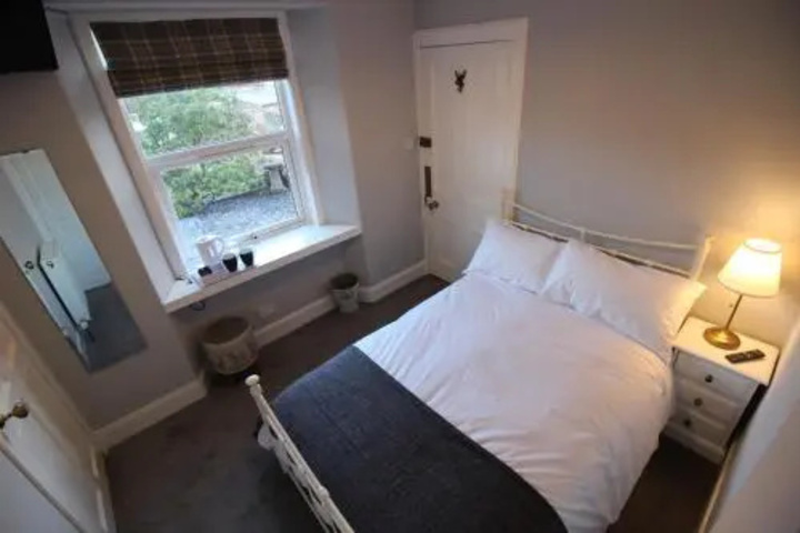 Room 6 of 12