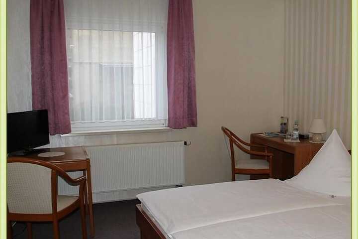 Room 7 of 12