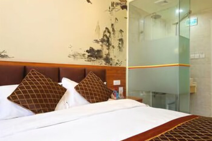 Room 6 of 8