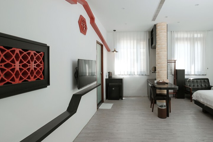 Room 8 of 92