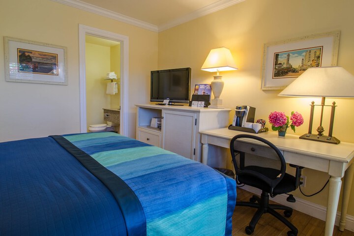 1 Queen Bed (11 of 11)