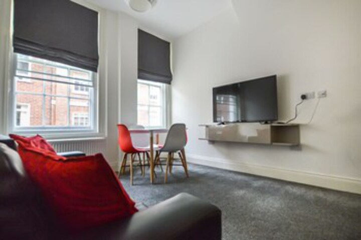 Room 6 of 9