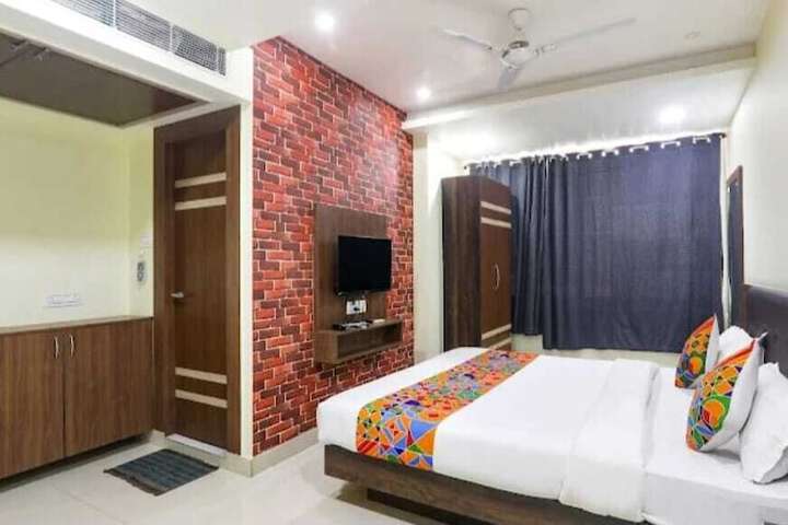 Room 8 of 16
