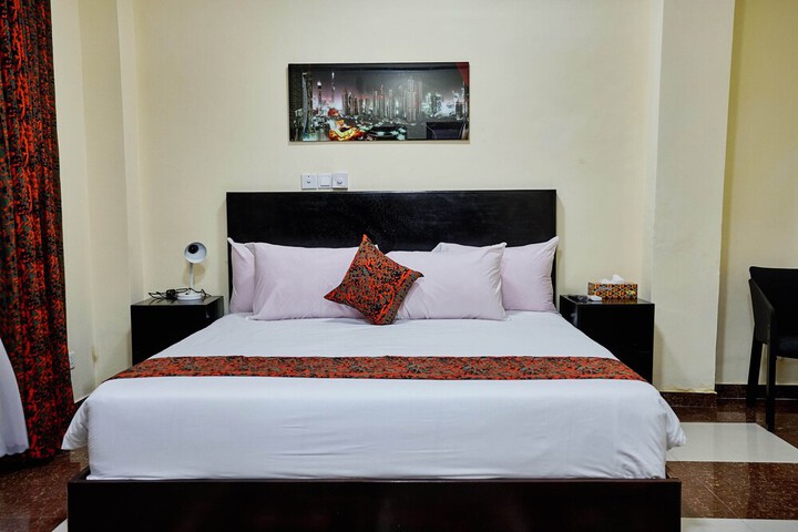 Room 6 of 33
