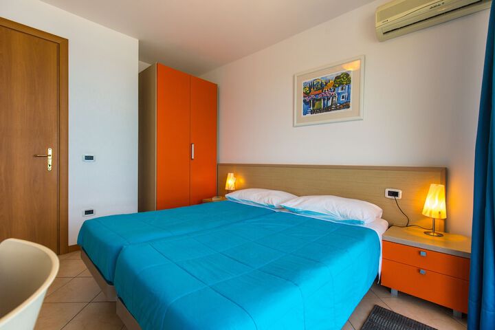 Room 8 of 68