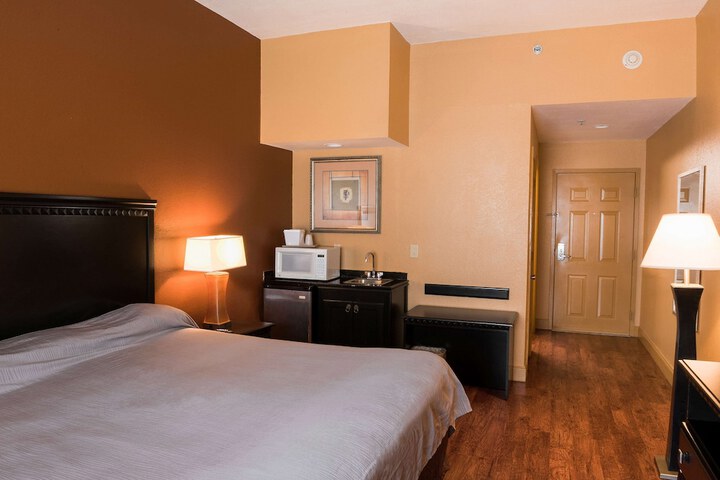 1 King Bed (3 of 6)